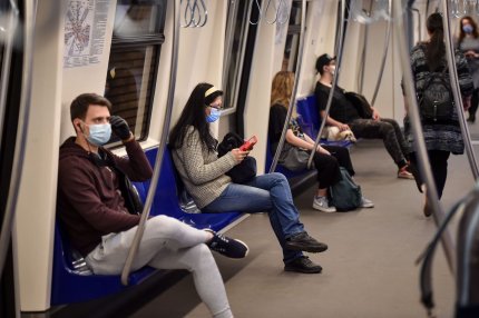 Imagine din metroul bucureştean, cu mai mulţi călători purtând mască de protecţie