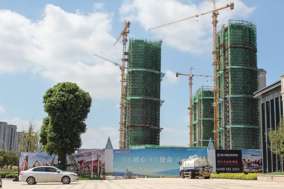 Dezvoltatorul imobiliar chinez Evergrande, cu datorii de 300 de miliarde de dolari, a început să plătească investitorii cu proprietăţi imobiliare Dezvoltatorul imobiliar chinez Evergrande, cu datorii de 300 de miliarde de dolari, a început să plătească investitorii cu proprietăţi imobiliare