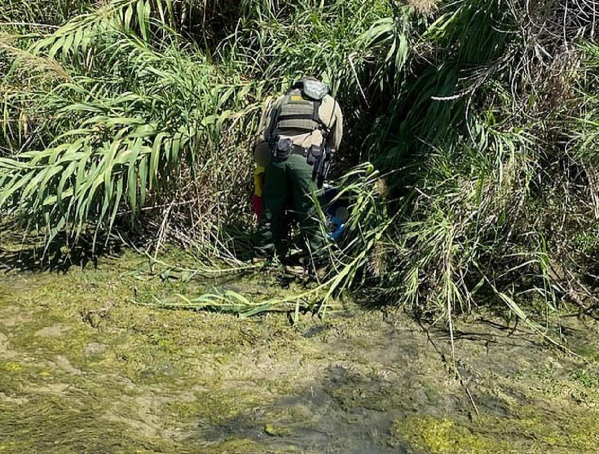 O fetiță de doi ani din Honduras și fratele ei de două luni au fost salvați de agenţii Frontieră SUA, marți, după ce au fost găsiți pe malul râului Rio Grande