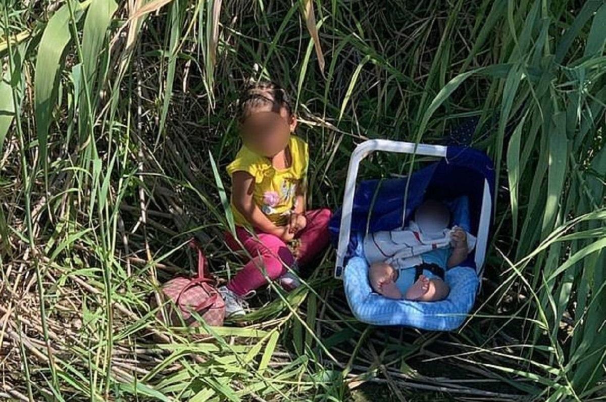 O fetiță de doi ani din Honduras și fratele ei de două luni au fost salvați de agenţii Frontieră SUA, marți, după ce au fost găsiți pe malul râului Rio Grande