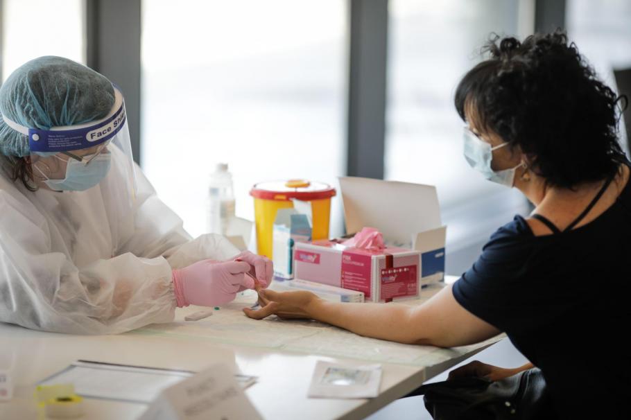 Cum procedez dacă m-am vaccinat, dar am intrat în contact cu o persoană depistată pozitiv cu Covid? Cele două scenarii posibile: cum poate fi evitată carantina Cum procedez dacă m-am vaccinat, dar am intrat în contact cu o persoană depistată pozitiv cu Covid? Cele două scenarii posibile: cum poate fi evitată carantina