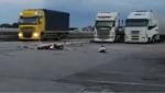 Un şofer român a dat cu TIR-ul peste un motociclist când încerca să intre într-o benzinărie, în Italia