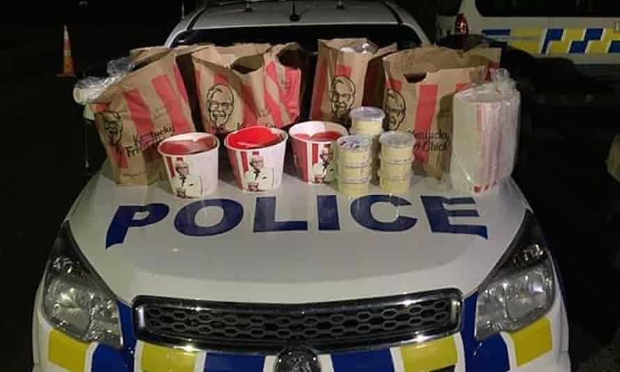 Maşină cu portbagajul plin de produse KFC, oprită de poliţia din Auckland Maşină cu portbagajul plin de produse KFC, oprită de poliţia din Auckland