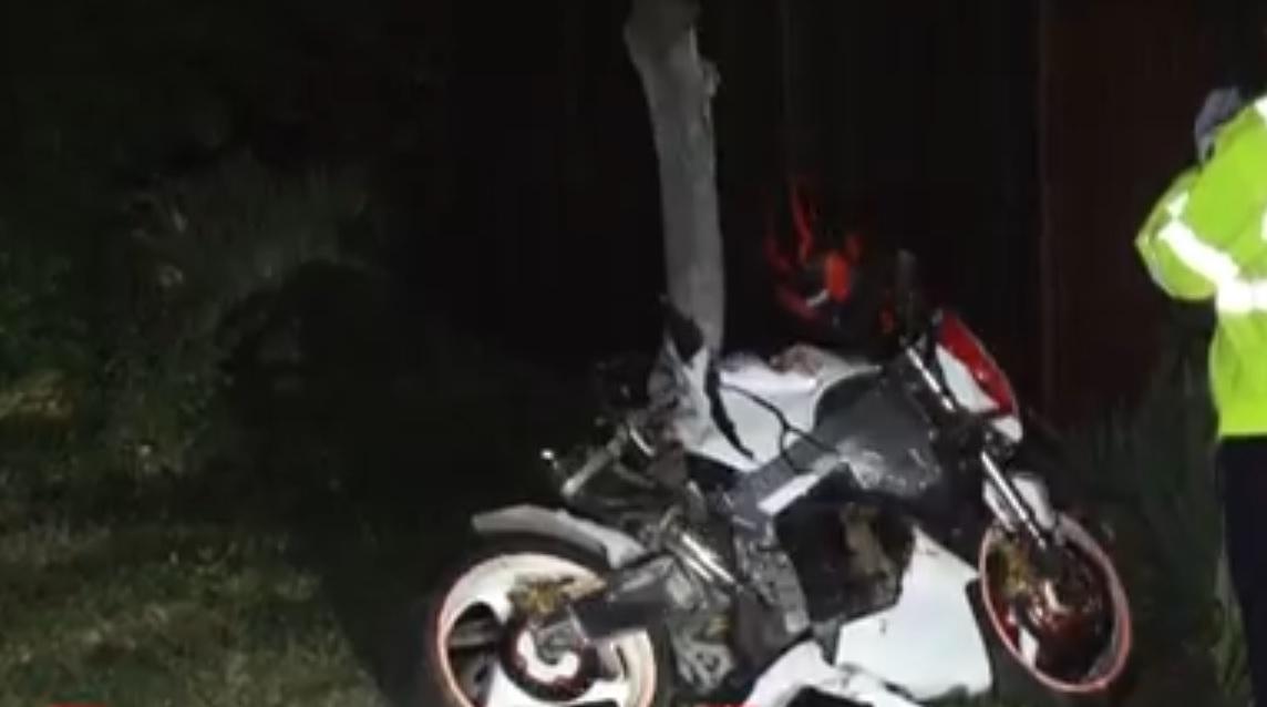 Accident teribil în Argeş: un motociclist a murit după ce a accelarat la maximum, s-a dat peste cap de mai multe ori şi a rupt un copac