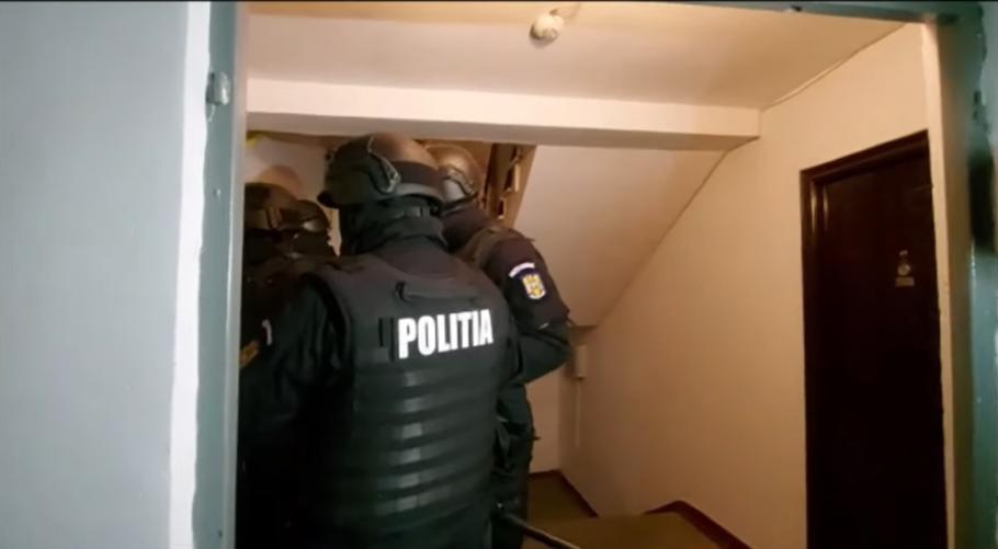 Zeci de percheziţii în trei judeţe într-un dosar care vizează falsificarea de certificate de vaccinare - VIDEO Zeci de percheziţii în trei judeţe într-un dosar care vizează falsificarea de certificate de vaccinare - VIDEO