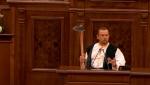 Un senator PSD a lăsat mască pe toată lumea: a intrat în Parlament cu o sapă şi a ţinut un discurs ironic la adresa preşedintelui Iohannis - VIDEO