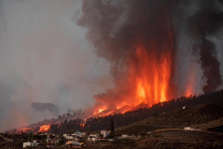 Erupţia vulcanului Cumbre Vieja, din insula spaniolă La Palma Erupţia vulcanului Cumbre Vieja, din insula spaniolă La Palma