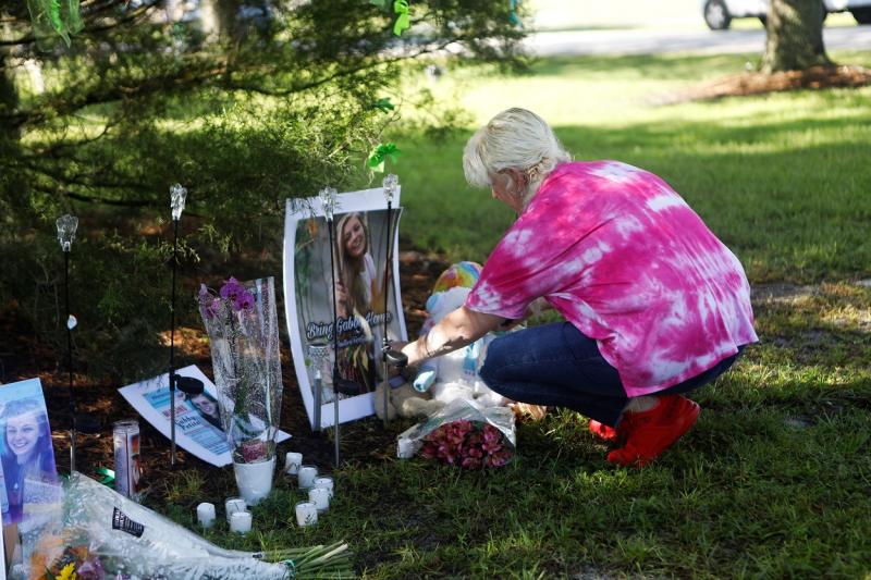 Altar de flori și lumânări la casa vloggeriței Gabby Petito, oamenii se strâng ca la pelerinaj. Filmul crimei care a întristat milioane de oameni