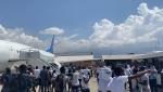 Scene de haos pe principalul aeroport din Haiti, după ce americanii au început deportările. Nervoși, migranții au aruncat cu pantofi într-un avion