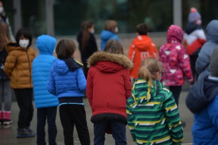 Copiii între 6 şi 12 ani nu vor mai fi testaţi ca să intre la activităţi în localităţile cu incidenţă de peste 3 la mie