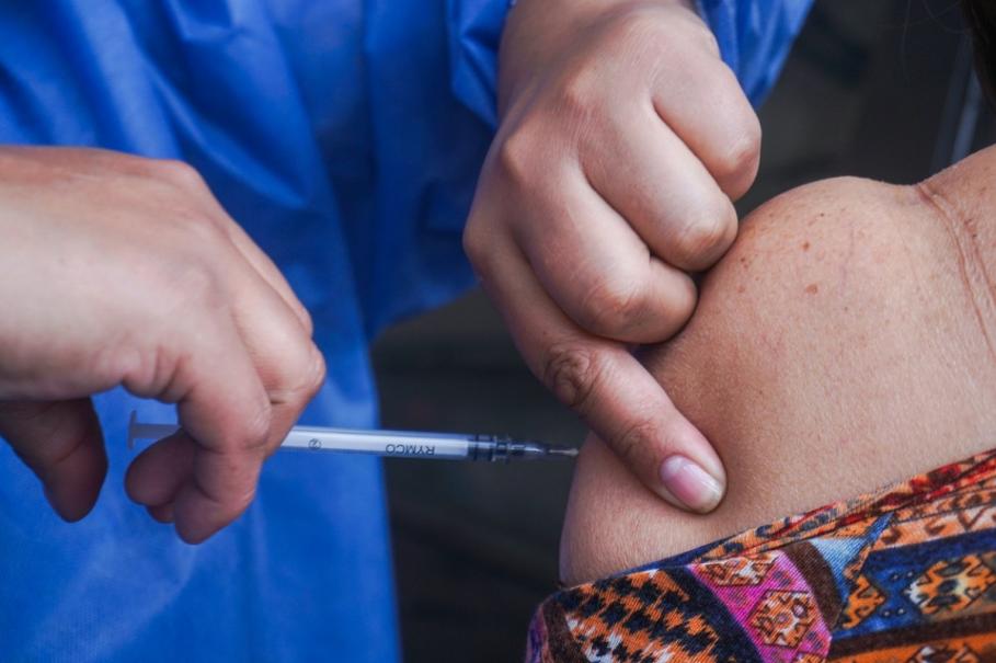 Bărbat căutat de poliţie după ce ar fi lovit o asistenţă în faţă, fiind supărat că i-a vaccinat soţia fără consimțământul lui Bărbat căutat de poliţie după ce ar fi lovit o asistenţă în faţă, fiind supărat că i-a vaccinat soţia fără consimțământul lui