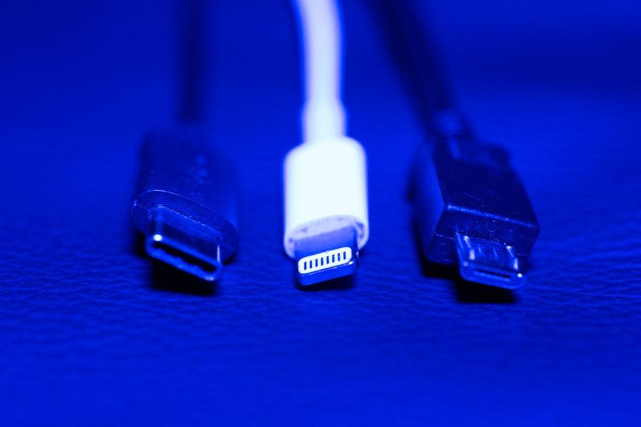 De la stânga la dreapta: cablu USB-C, cablu Apple şi un cablu micro-USB De la stânga la dreapta: cablu USB-C, cablu Apple şi un cablu micro-USB