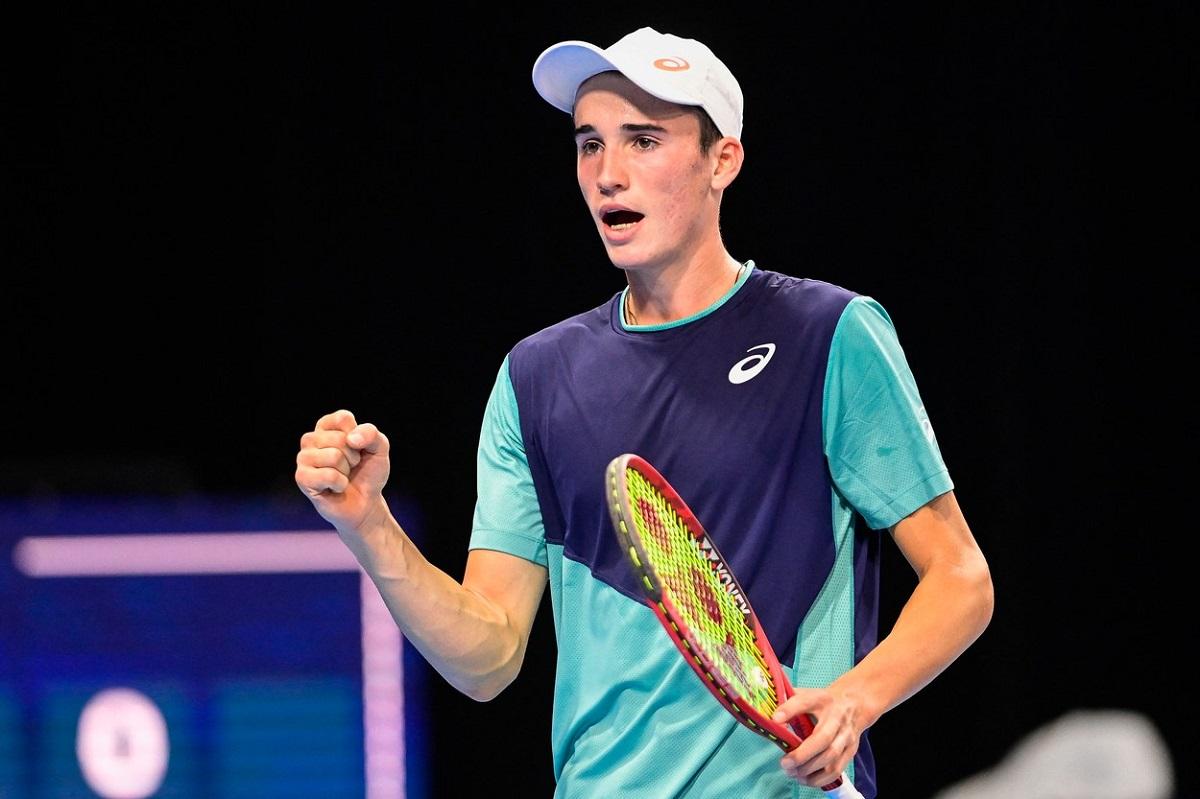 Nicholas David Ionel, singurul român calificat în sferturile de finală ale Challengerului de tenis de la Bucureşti La 18 ani, Nicholas David Ionel ocupă locul 474 în clasamentul mondial de tenis