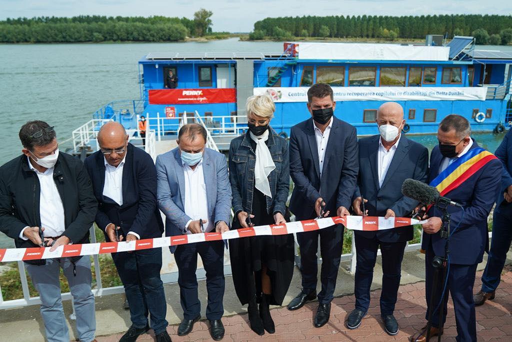 Centru pentru copii inaugurat cu şapte foarfece, de Raluca Turcan şi alţi oficiali Centru pentru copii inaugurat cu şapte foarfece, de Raluca Turcan şi alţi oficiali