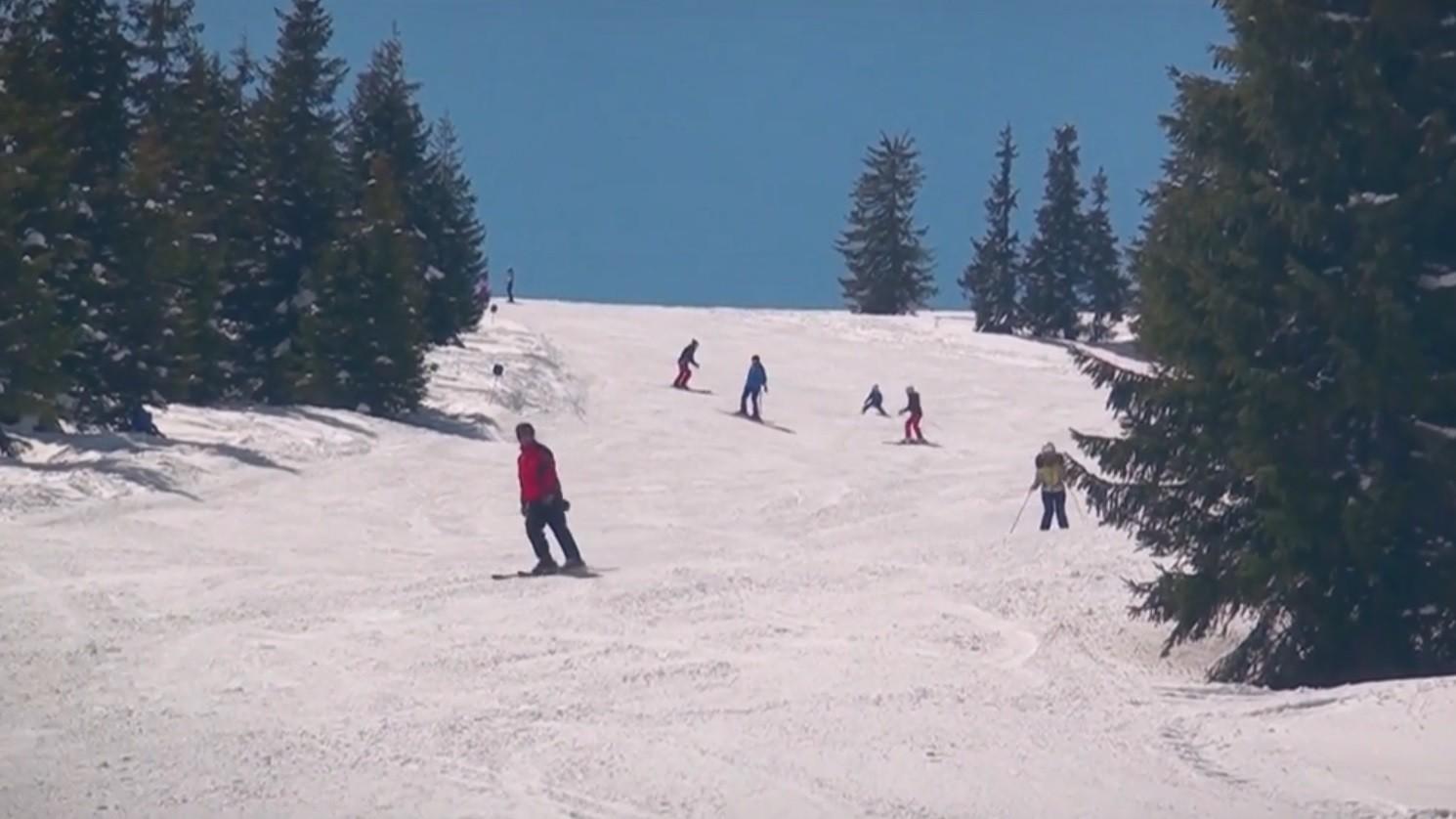 Pe pârtiile de schi, doar cu certificatul verde. Variantă studiată de autorităţile din Braşov pentru sezonul de iarnă