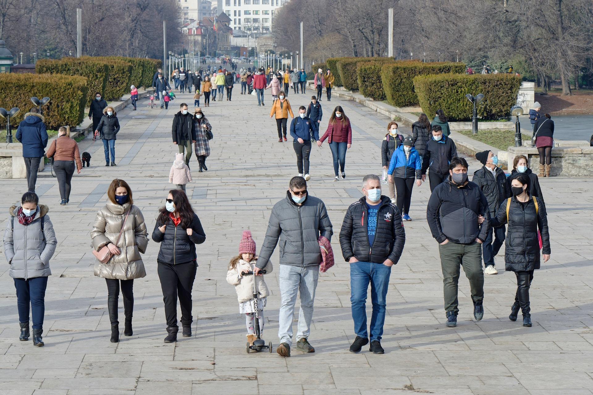 bucureșteni purtând masca de protecție București scenariu roșu