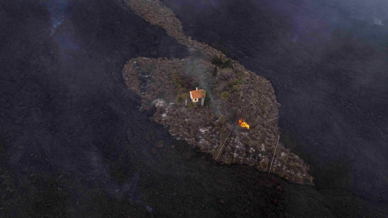 „Casa miracolului” din Insulele Canare. Cum a rămas în picioare înconjurată de o mare de lavă după erupția vulcanului