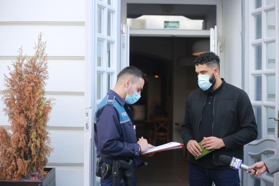 Politisti locali participa la o actiune preventiva ce vizeaza informarea operatorilor economici cu privire la obligatiile ce le revin in contextul noilor modificari referitoare la introducerea certificatului digital COVID Politisti locali participa la o actiune preventiva ce vizeaza informarea operatorilor economici cu privire la obligatiile ce le revin in contextul noilor modificari referitoare la introducerea certificatului digital COVID