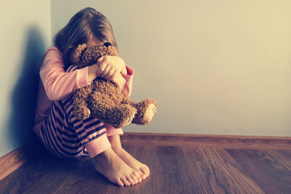 Fetiţa a fost abuzată în repetate rânduri Fetiţa a fost abuzată în repetate rânduri