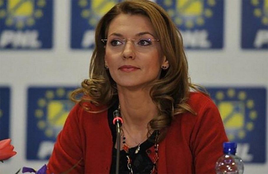 Scandal între delegaţi, la votul din PNL. Unii cer ca buletinele să fie împăturite, alţii contestă acest lucru. Alina Gorghiu nu a împăturit buletinele de vot Scandal între delegaţi, la votul din PNL. Unii cer ca buletinele să fie împăturite, alţii contestă acest lucru. Alina Gorghiu nu a împăturit buletinele de vot