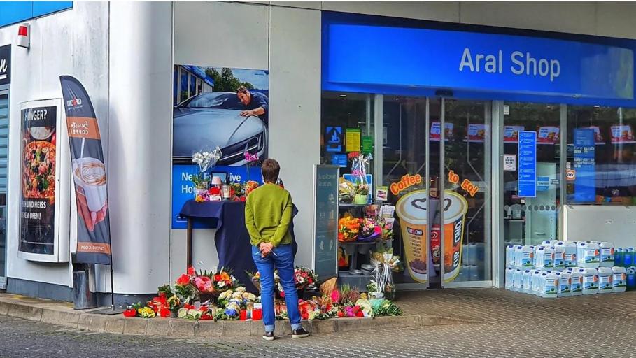 Un IT-ist a împuşcat în cap un casier dintr-o benzinărie din Germania. Bărbatul a vrut să transmită un mesaj: tragedia petrecută în familia sa Un IT-ist a împuşcat în cap un casier dintr-o benzinărie din Germania. Bărbatul a vrut să transmită un mesaj: tragedia petrecută în familia sa