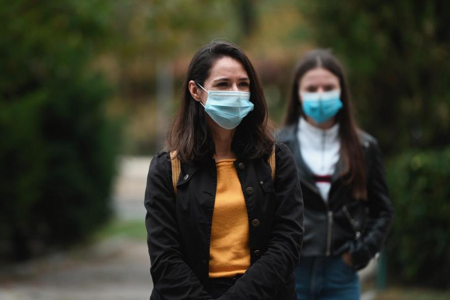 Noi restricţii în Bucureşti ce vor intra în vigoare de la miezul nopţii: masca devine obligatorie în mai multe locuri publice, dar subprefectul nu a ştiut să explice dacă şi pe stradă Noi restricţii în Bucureşti ce vor intra în vigoare de la miezul nopţii: masca devine obligatorie în mai multe locuri publice, dar subprefectul nu a ştiut să explice dacă şi pe stradă