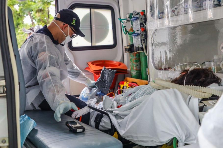 Efectele pandemiei de Covid-19: Speranța de viață, cea mai mare scădere de la cel de-al Doilea Război Mondial O pacientă cu Covid-19 primește primul ajutor în ambulanță