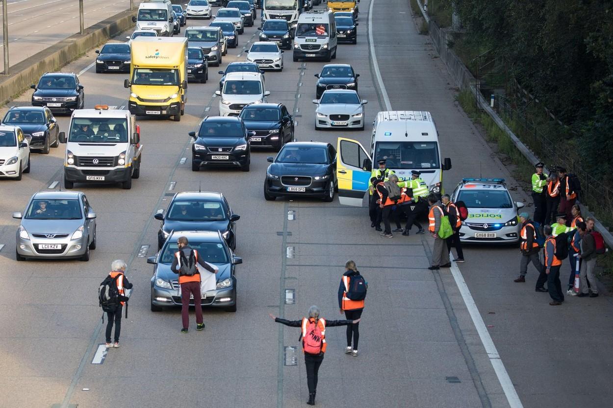 Autostrada a fost blocată de mai mulţi protestatari