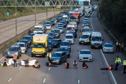 Autostrada a fost blocată de mai mulţi protestatari