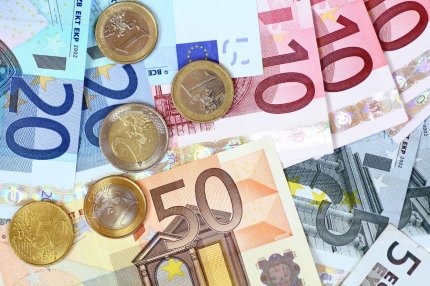 Euro ar putea trece pragul de 5 lei în următoarele 6 luni