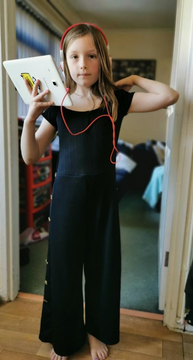 O fetiţă de opt ani, aproape cheală după ce şi-a smuls tot părul din cap, din cauza stresului provocat de covid