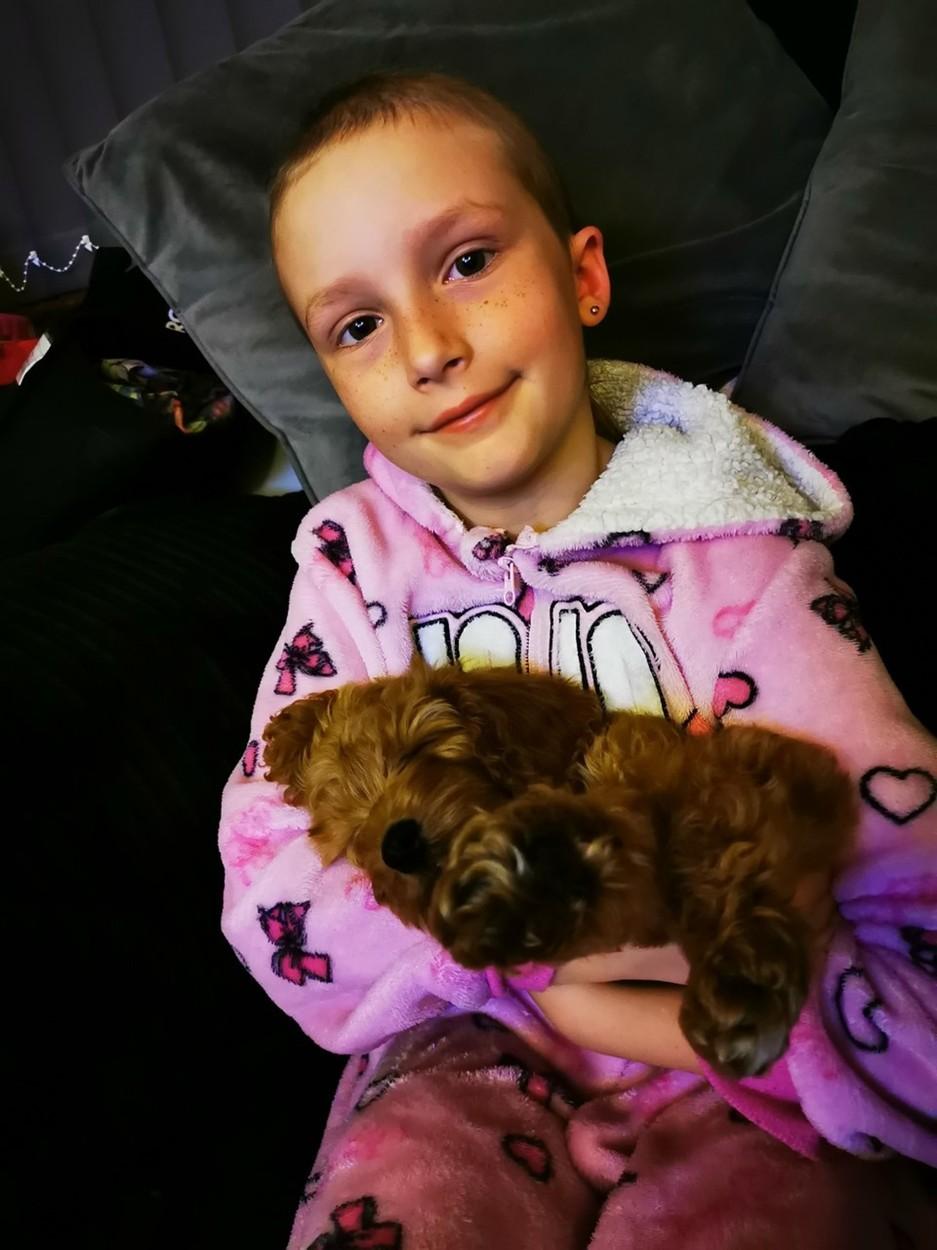 O fetiţă de opt ani, aproape cheală după ce şi-a smuls tot părul din cap, din cauza stresului provocat de covid