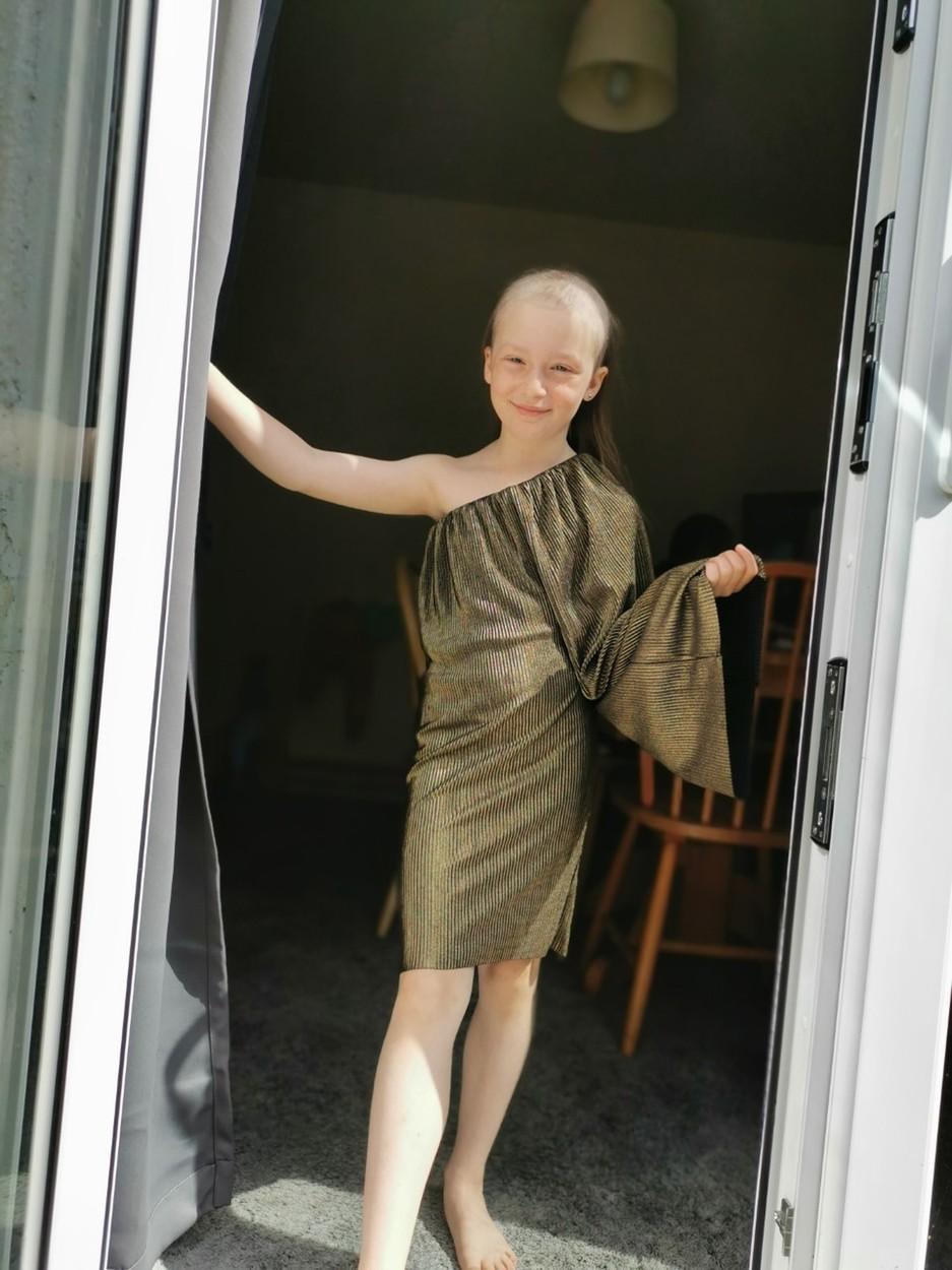 O fetiţă de opt ani, aproape cheală după ce şi-a smuls tot părul din cap, din cauza stresului provocat de covid