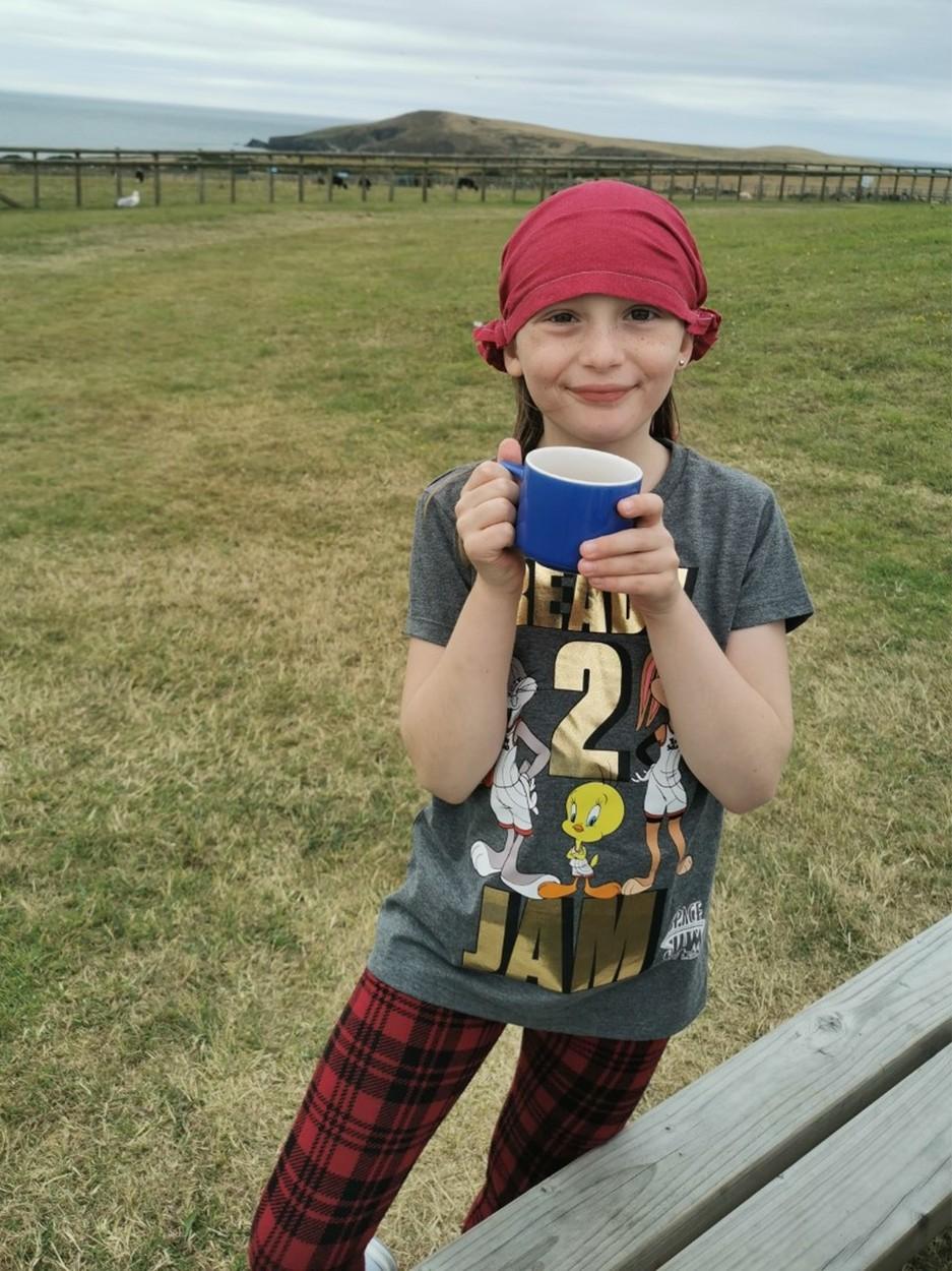 O fetiţă de opt ani, aproape cheală după ce şi-a smuls tot părul din cap, din cauza stresului provocat de covid