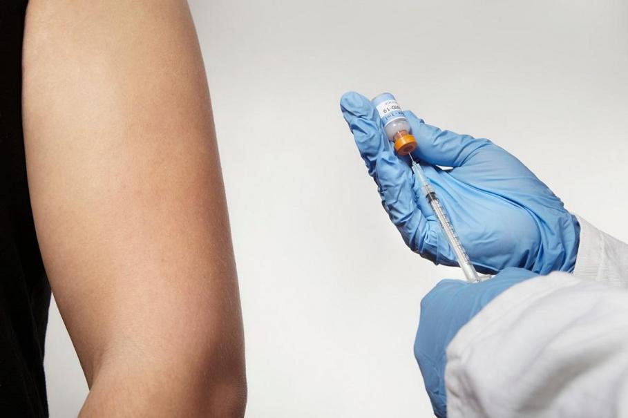 Tot ce trebuie să ştii despre vaccinarea cu doza 3: cui îi e recomandată, unde se poate face şi ce reprezintă excepţia "J&J". Imunizarea începe marţi, 28 septembrie Tot ce trebuie să ştii despre vaccinarea cu doza 3: cui îi e recomandată, unde se poate face şi ce reprezintă excepţia "J&J". Imunizarea începe marţi, 28 septembrie