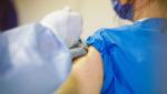 România începe azi administrarea dozei trei de vaccin anti-COVID. Valeriu Gheorghiţă, prezent la imunizarea cadrelor medicale de la Matei Balş