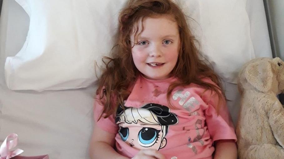O fetiță de 7 ani din Anglia a fost răpusă de o tumoră pe creier, la 6 luni după depistare. Simptomul banal care a prevestit tragedia Claudia Carrick s-a îmbolnăvit în ianuarie, însă abia în februarie medicii au constatat că are o tumoră pe creier