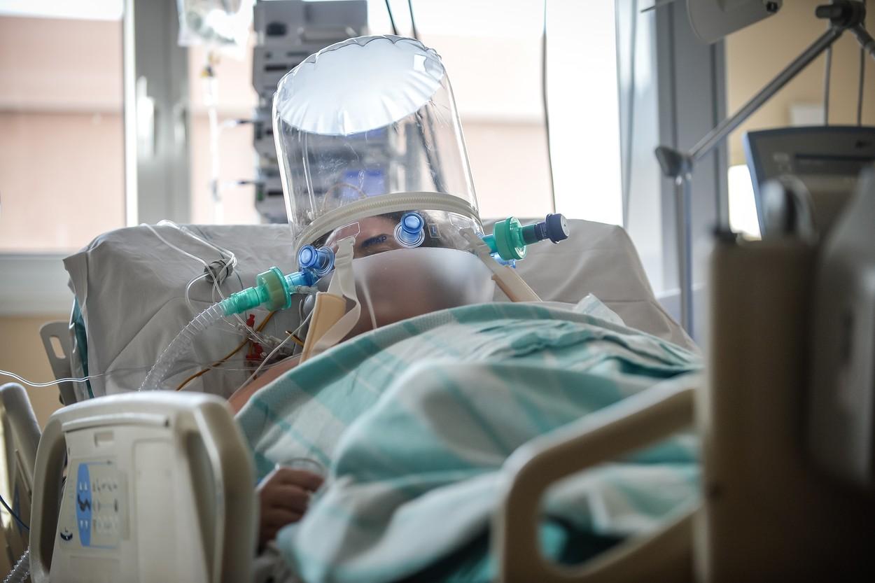 Epidemiologul Octavian Jurma: ”Până la finalul săptămânii vom depăși toate recordurile negative. Repetăm tragedia din Lombardia în România” Pacient bolnav de Covid conectat la aparate