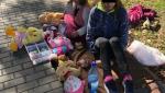 Copilărie furată: Două surori din Roman îşi vând plângând jucăriile ca să-şi poată ajuta sora mai mare să-şi plătească facturile
