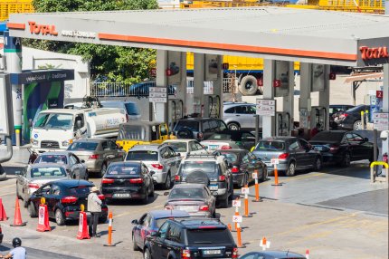 Ministrul britanic al Transporturilor îi roagă pe șoferi să nu mai cumpere carburanţi la pet. La benzinării s-au format cozi uriașe