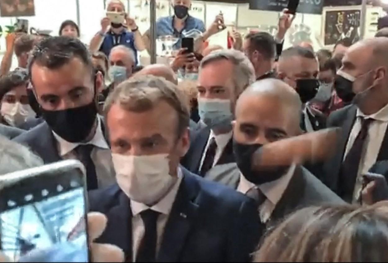 Emmanuel Macron a fost lovit cu un ou de un protestatar Emmanuel Macron a fost lovit cu un ou de un protestatar