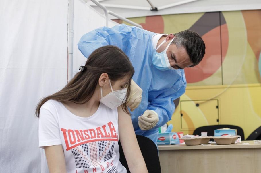 Valeriu Gheorghiță, despre beneficiile vaccinului: "O persoană vaccinată scapă de Sars-Cov-2 în 5,5 zile" Valeriu Gheorghiță, despre beneficiile vaccinului: "O persoană vaccinată scapă de Sars-Cov-2 în 5,5 zile"
