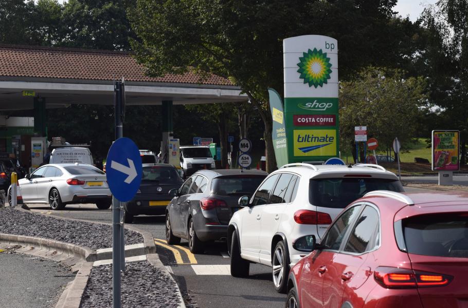Mărturia unui șofer român stabilit în UK, despre cozile uriașe de la benzinării Mărturia unui șofer român stabilit în UK, despre cozile uriașe de la benzinării