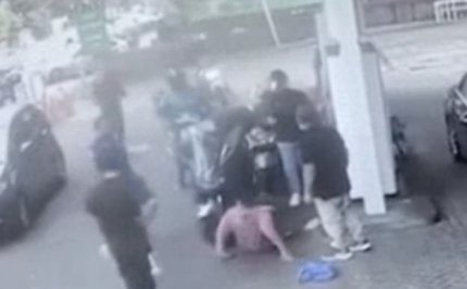 Momentul şocant în care şefa unei benzinării din Marea Britanie e atacată de un motociclist, nervos că nu a primit combustibil - VIDEO