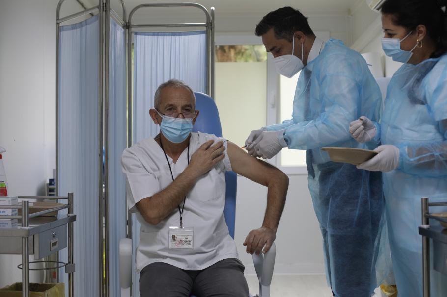 Dr. Cătălin Apostolescu medic vaccinat cu a treia doză, în România