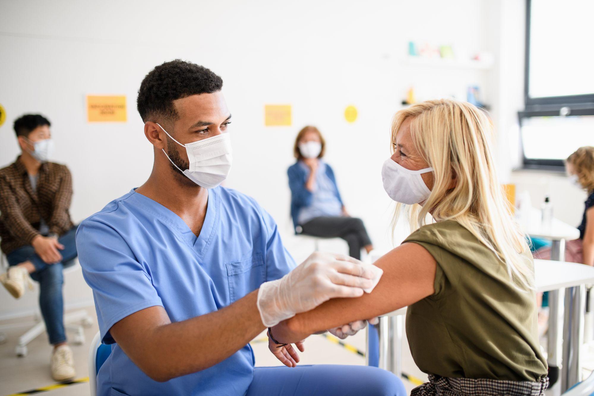 Avocatul Poporului atenţionează Guvernul că nu poate condiţiona dreptul la muncă de vaccinare O femeie îşi face vaccinul anti-covid la un centru de vaccinare