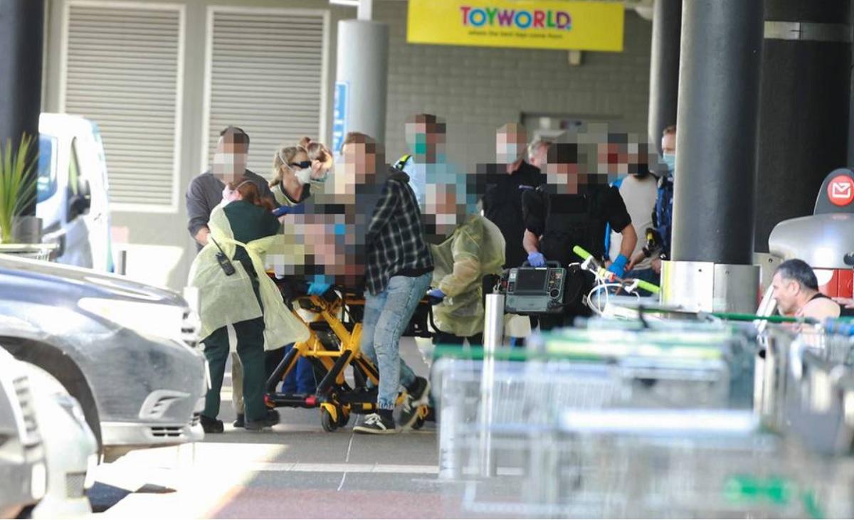 Atacator împuşcat mortal de poliţişti, după ce a înjunghiat şase clienţi într-un mall din Auckland Persoanele înjunghiate în atacul din Auckland au fost transportate de urgenţă la spital