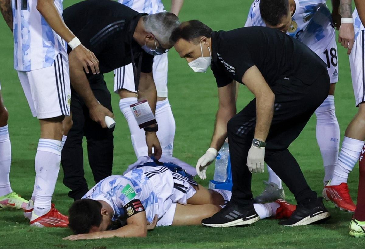 Intrarea violentă care i-ar fi putut încheia cariera lui Messi Lionel Messi, primind îngrijiri medicale în meciul Argentinei cu Venezuela