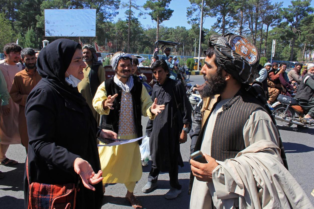 Protest al femeilor afgane. Acestea spun că vor purta burka dacă talibanii le vor permite fiicelor lor să meargă la școală Protest al femeilor afgane. Acestea spun că vor purta burka dacă talibanii le vor permite fiicelor lor să meargă la școală