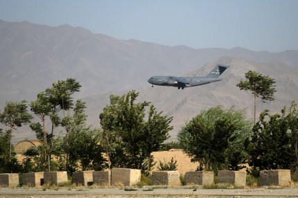 Un bebeluș afgan, de 9 luni, a murit după ce avionul militar cu care a fost evacuat din Kabul a aterizat în SUA